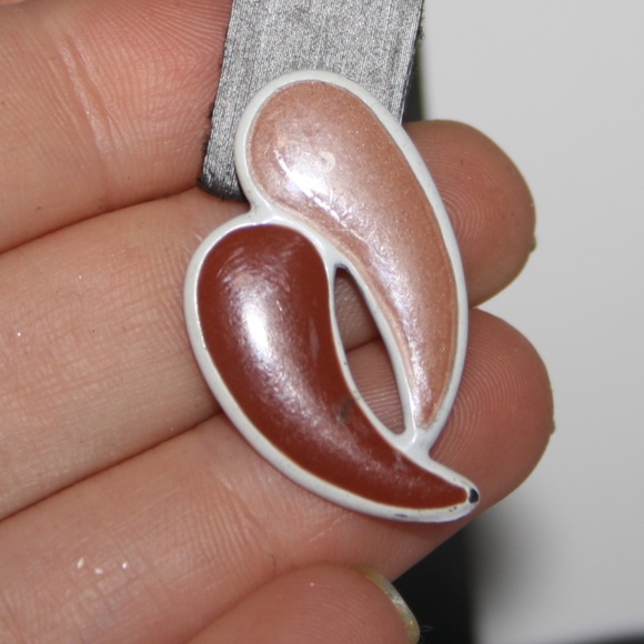 Beautiful vintage white and tan earrings - Picture 4 of 4